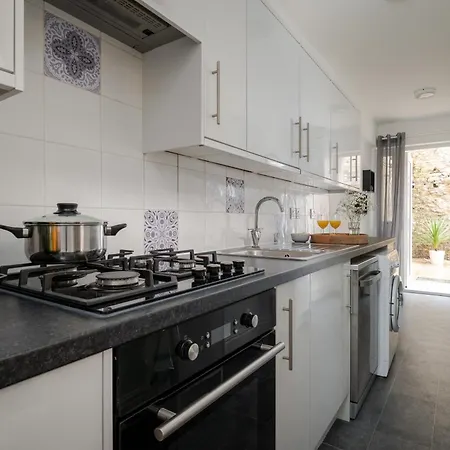 Near Beach, Torquay Heights Modern Apartments, Pet Friendly Room photo