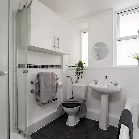 Near Beach, Torquay Heights Modern Apartments, Pet Friendly Room photo