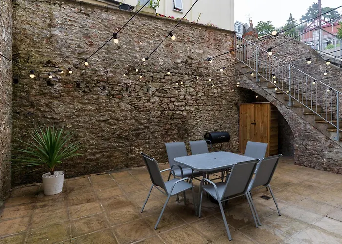 Near Beach, Torquay Heights Modern Apartments, Pet Friendly