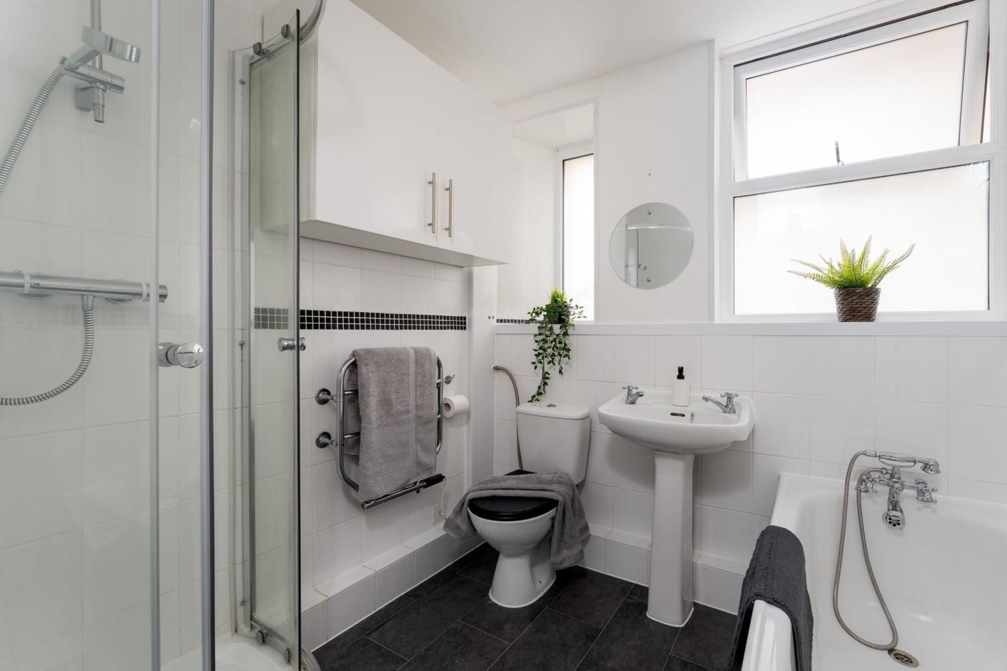Near Beach, Heights Modern Apartments, Pet Friendly * Torquay